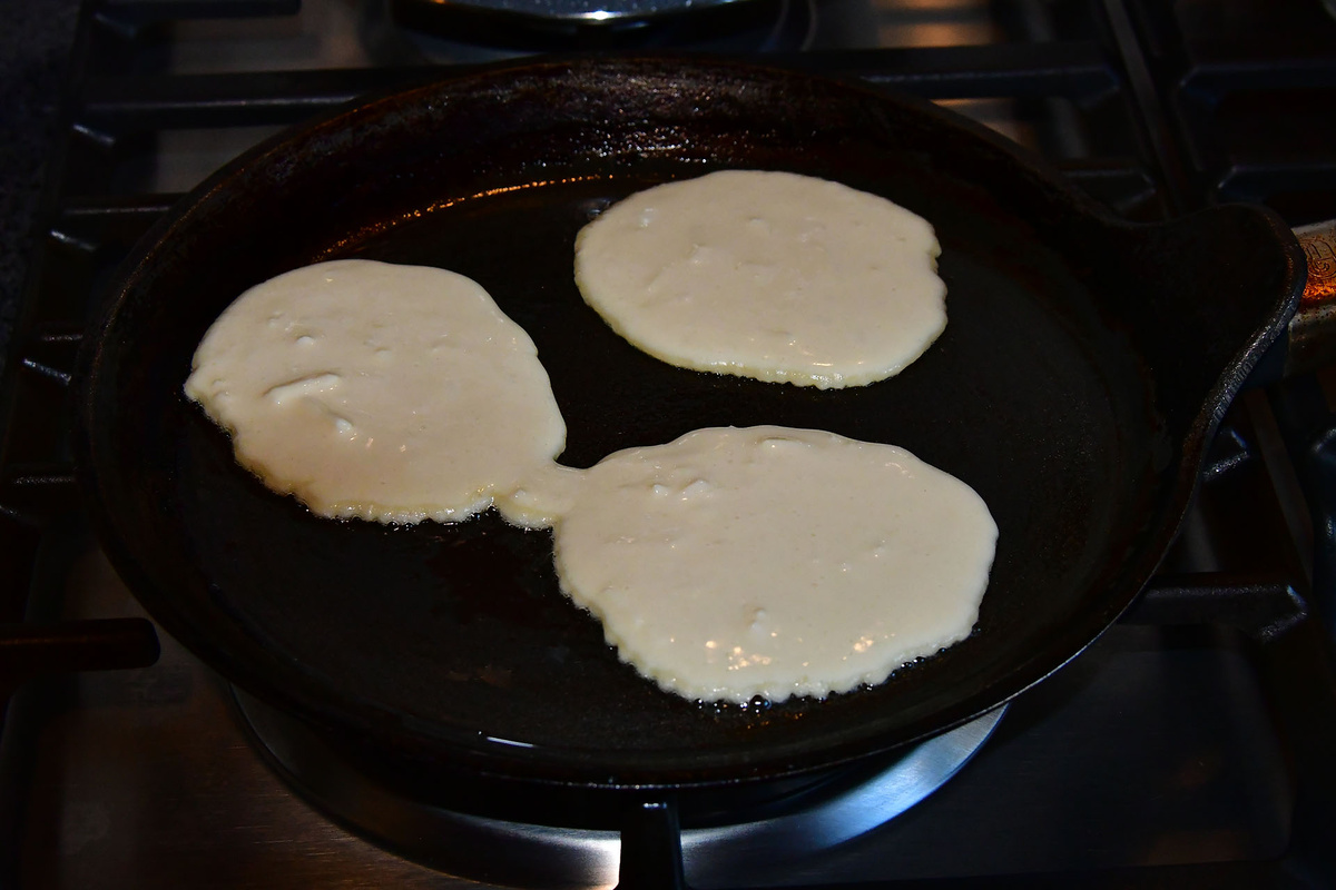 Выкладываем тесто на сковородку