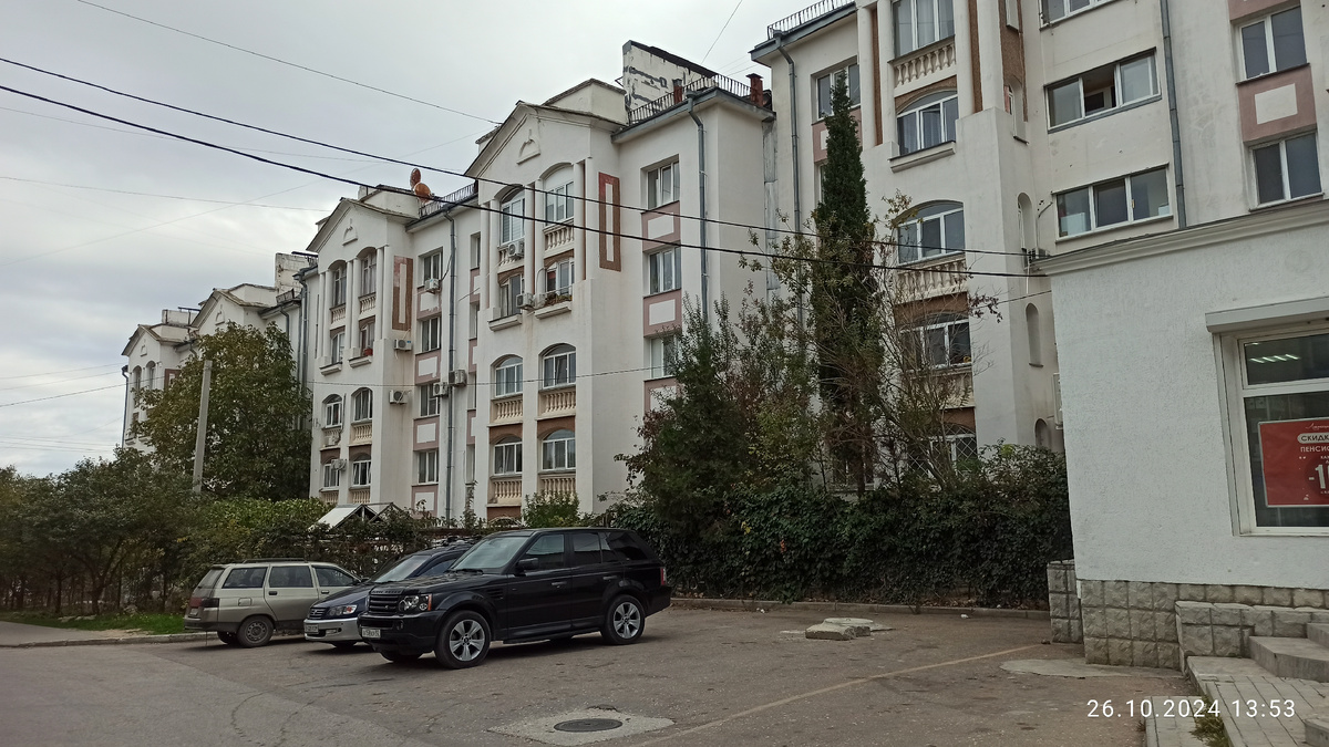 Наш микрорайон, около детской поликлиники на Юмашева