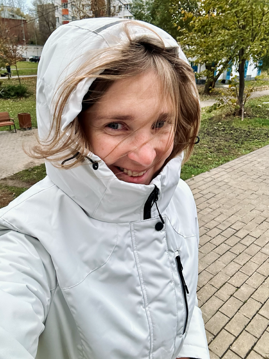 Капюшон тоже можно затянуть.