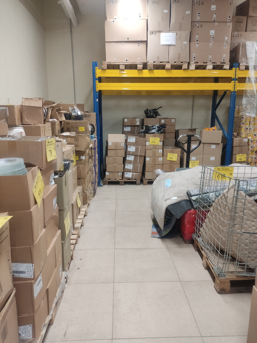 Вот так размещены товары в магазине. Как на складе.