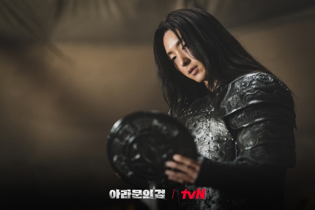 Не удивительно, что Сайя так любит зеркала. Он умудрился в бронзовом веке завести себе почти карманный вариант))) Сайя всматривается в себя и пытается понять кто он, но никак не может понять, что он может быть кем захочет.