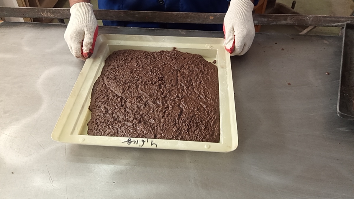 Для очистки формы можно залить в нее качественную бетонную смесь. После расформовки через 24 часа форма будет абсолютно чистой.