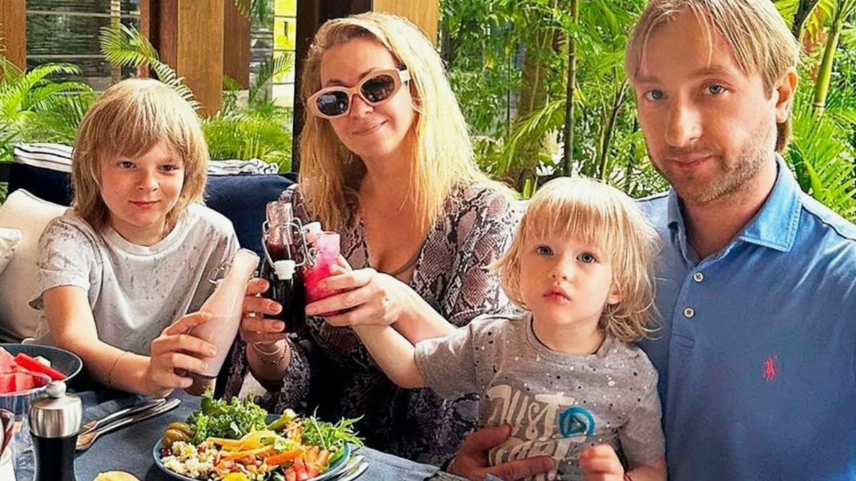 Яна Рудковская и Евгений Плющенко с сыновьями