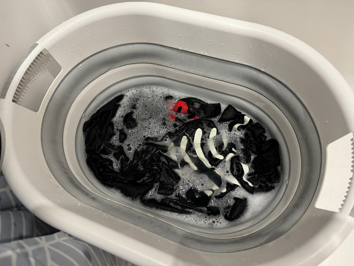 Ванну принимает лонгслив для сына. 210 рублей, а сколько кайфа — на нем принт в виде скелета, который светится. На Хеллоиун это будет пушка!