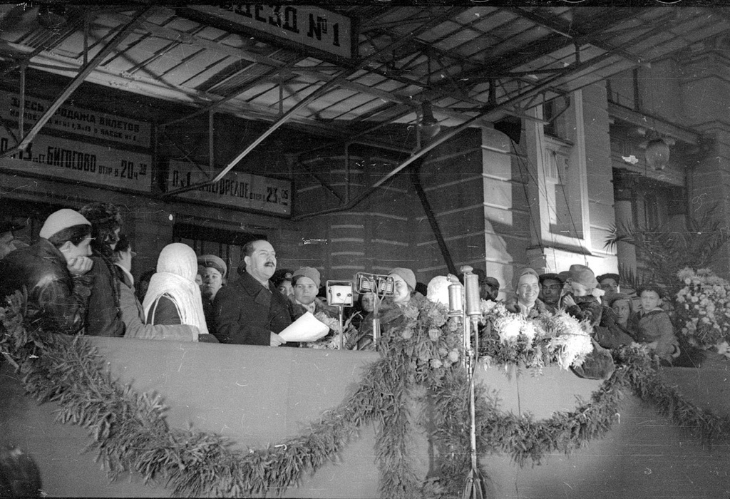 Беспосадочный перелет по маршруту Москва – Дальний Восток 24–25 сентября 1938 года. Состав экипажа: командир – Валентина Гризодубова, второй пилот – Полина Осипенко, штурман – Марина Раскова. Выступает нарком путей сообщения СССР Лазарь Каганович