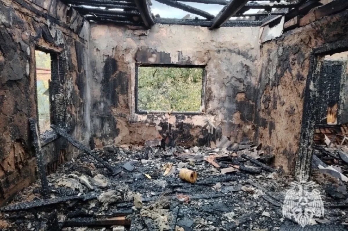    Остались только стены: сгорел частный дом в Урюпинске Волгоградской области