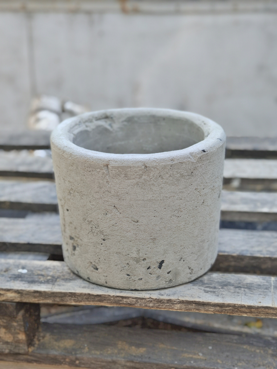 Как внутри, так и снаружи присутствовали дефекты, часть из них была отреставрирована, часть - оставлена для создания некой, так сказать, брутальности изделию