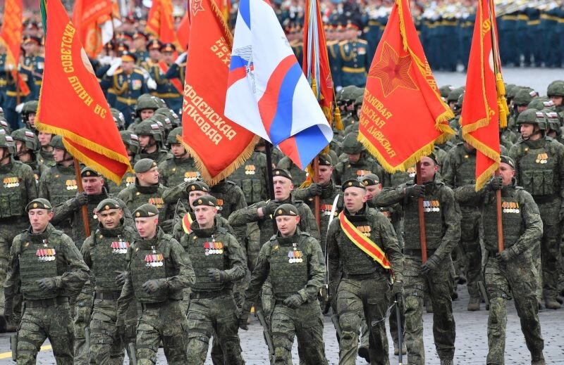    Русские ежегодно проводят парад на День Победы. Никак не испугаются... ФОТО: Komsomolskaya Pravda/ Global Look Press
