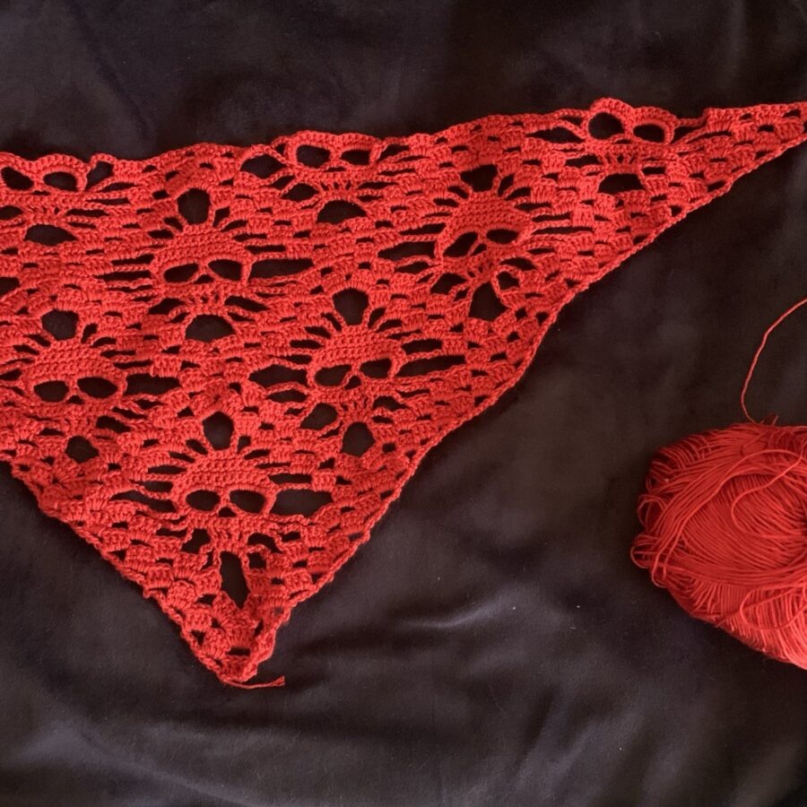    Шаль крючком с черепами   
Источник: Мария Моднова для Креаликум