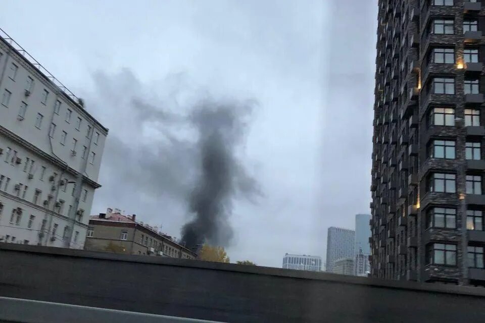     В Москве вместе с машинами загорелся премиум-автосервис: что известно и есть ли пострадавшие