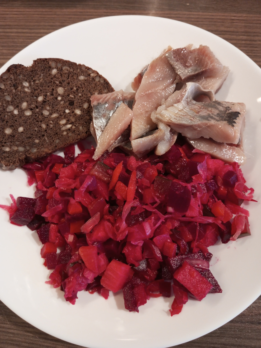 Винегрет, сельдь СС и хлеб