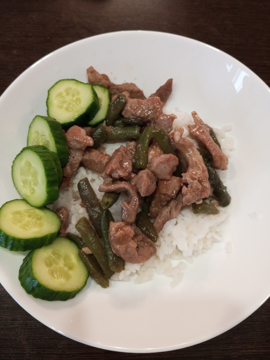 Рис, свинина с фасолью, огурец