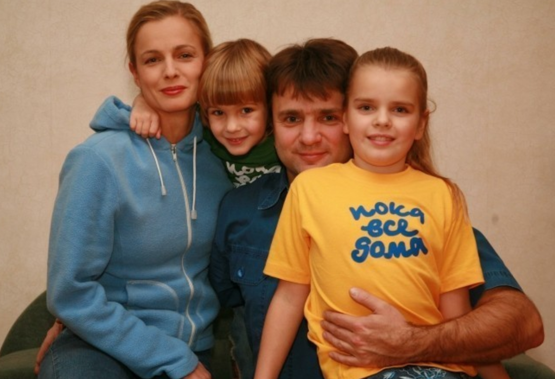 Тимур Кизяков с женой и детьми