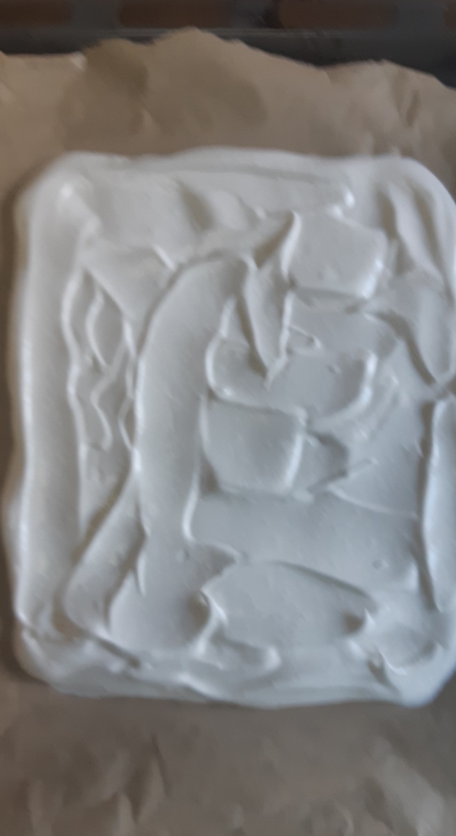 Выложили взбитые белки на пергамент на противень примерно 1-1,5 см. высотой