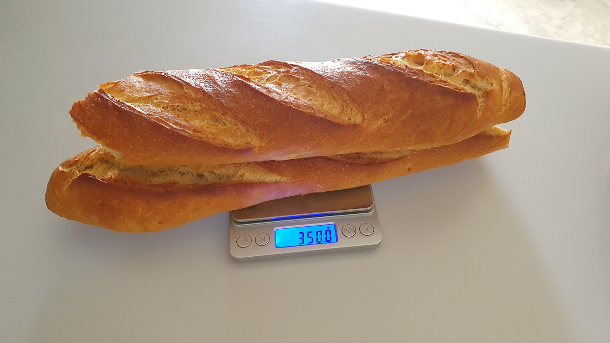 Тунисский багет на весах. Это один багет, просто сломан пополам для фото. 