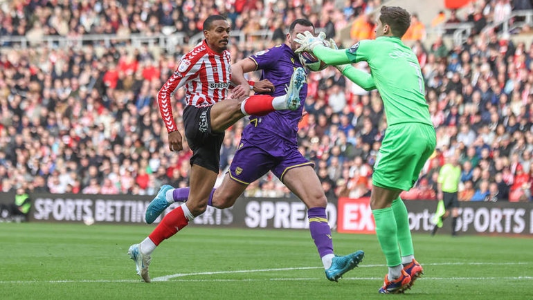    Нападающий «Сандерленда» Вильсон Изидор (слева) в матче чемпионшипа против «Оксфорд Юнайтед» (2:0). Global Look Press
