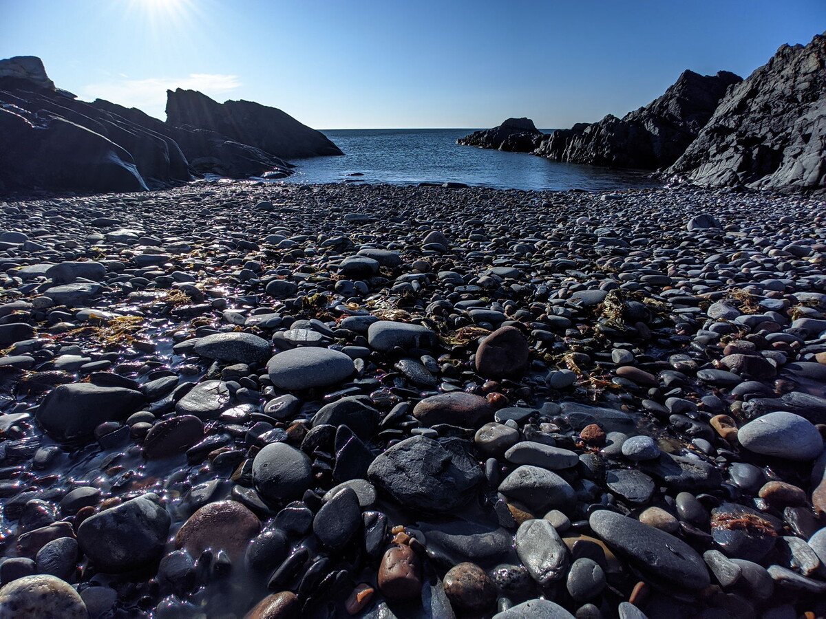 Небольшая бухта в окрестностях станции Канин Нос. Именно здесь обычно выгружают грузы для маячной службы и метеорологов. Июнь 2024, фото автора