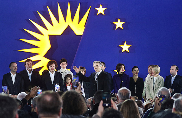    Основатель правящей партии «Грузинская мечта» Бидзина Иванишвили (у микрофона) на праздновании победы на парламентских выборах. Ираклий Геденидзе/Reuters