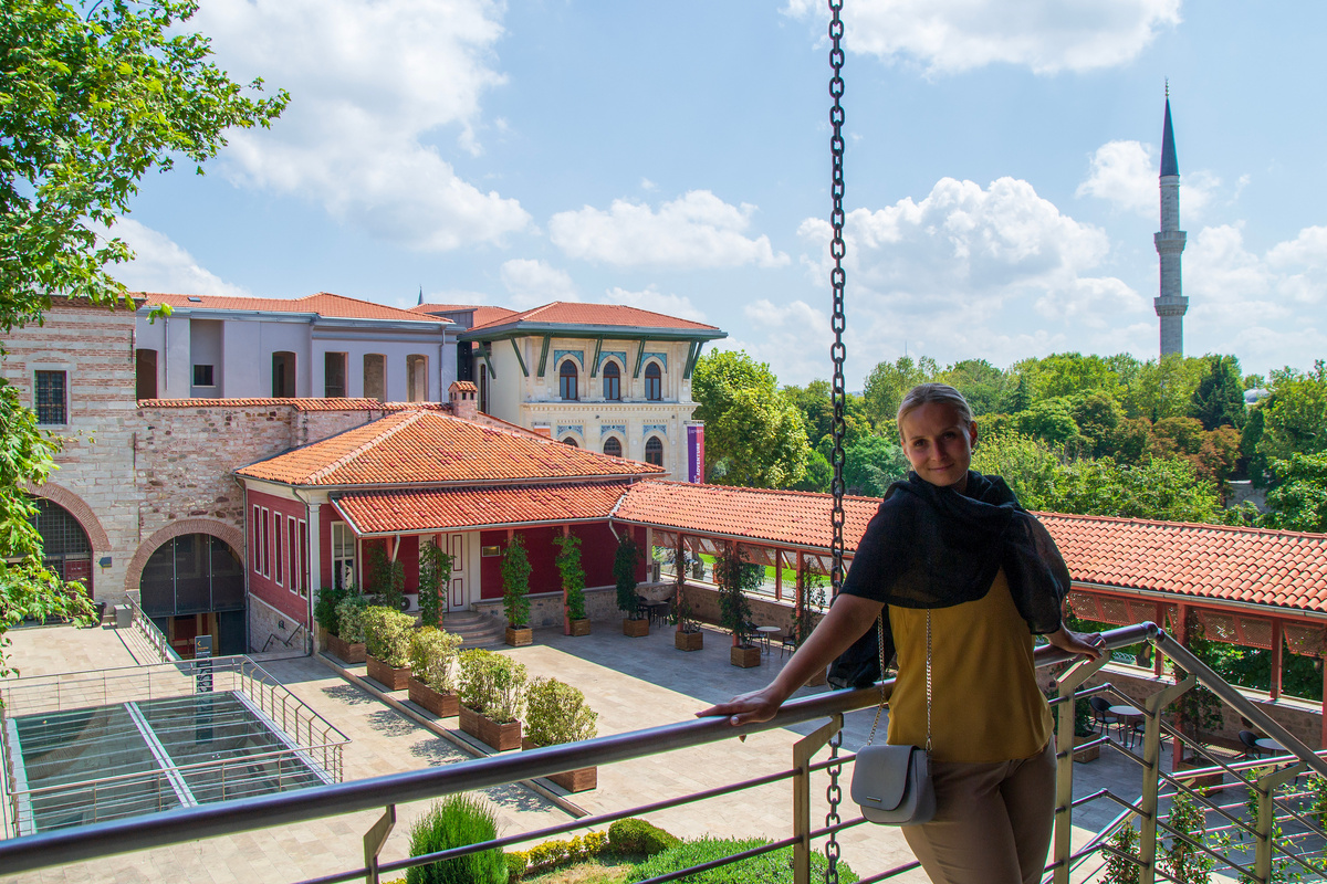 Во внутреннем дворике можно посидеть за чашечкей кофе