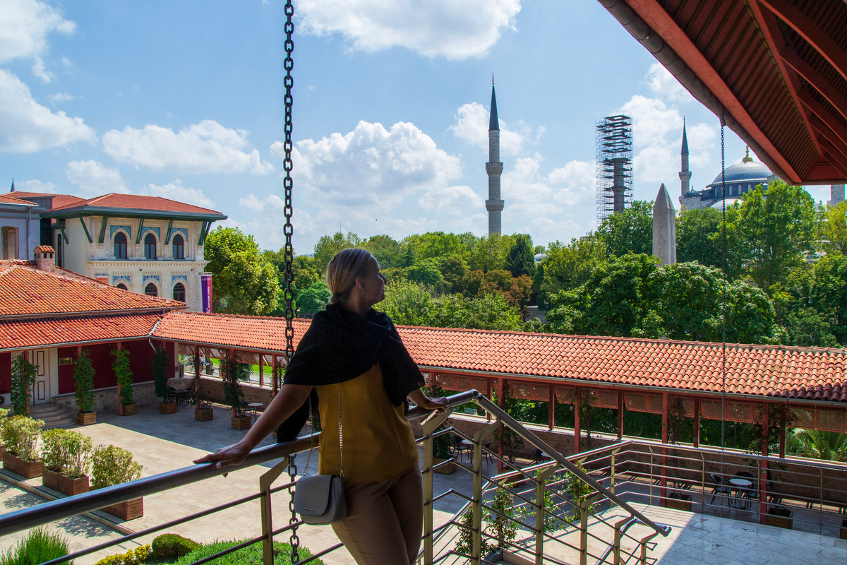 С верхнего дворика дворца видно голубую мечеть и египетскую колонну