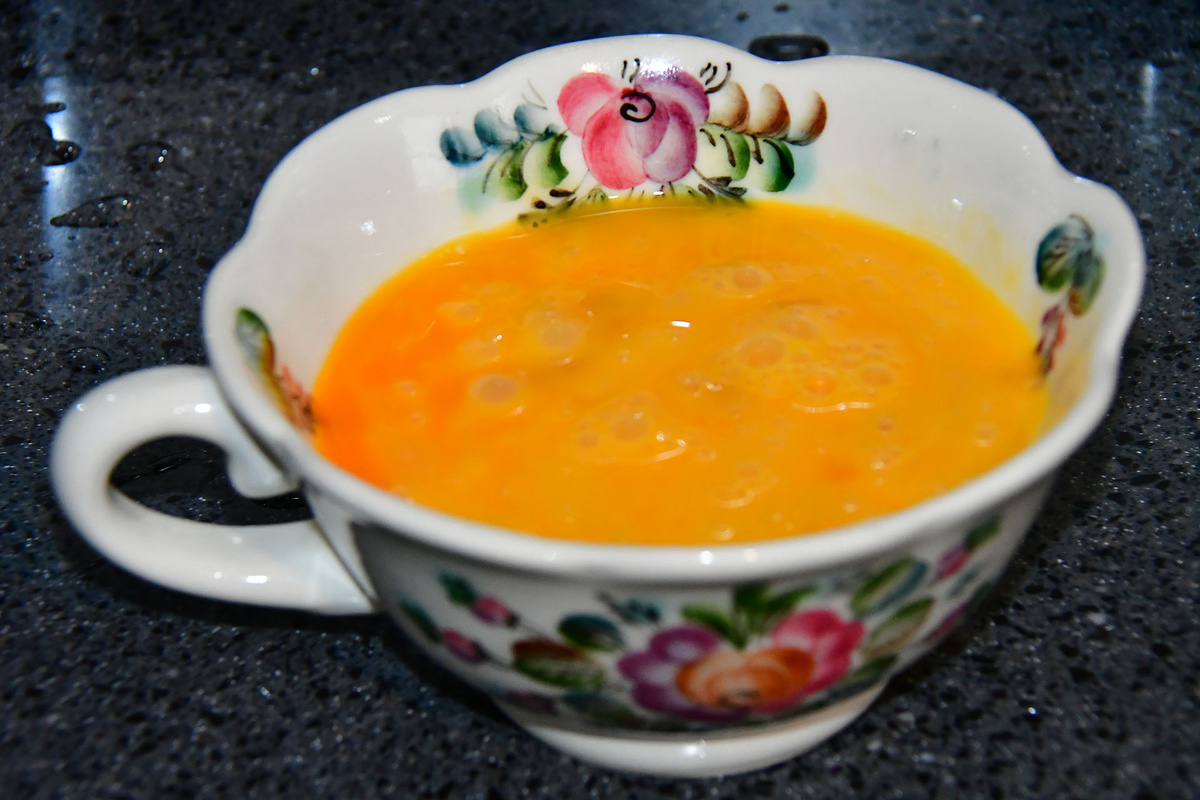 Яйца перемешиваем