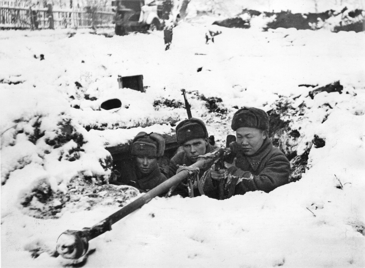 Советские бронебойщики с ПТРС во время Битвы за Москву, 1941 год