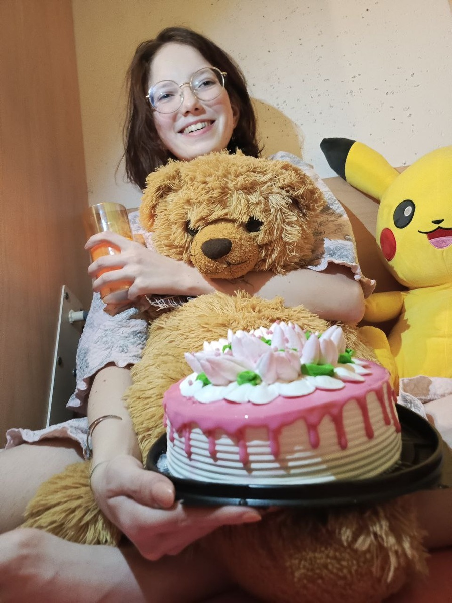 Фото прикрепляю со вчерашнего дня рождения, где мне стукнуло 20. Поездки домой отлично разгружают эмоционально. 