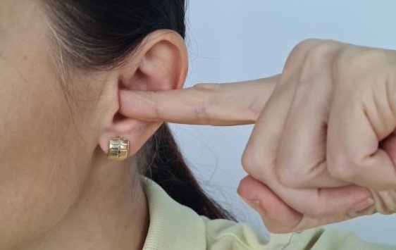 к чему чешутся оба уха