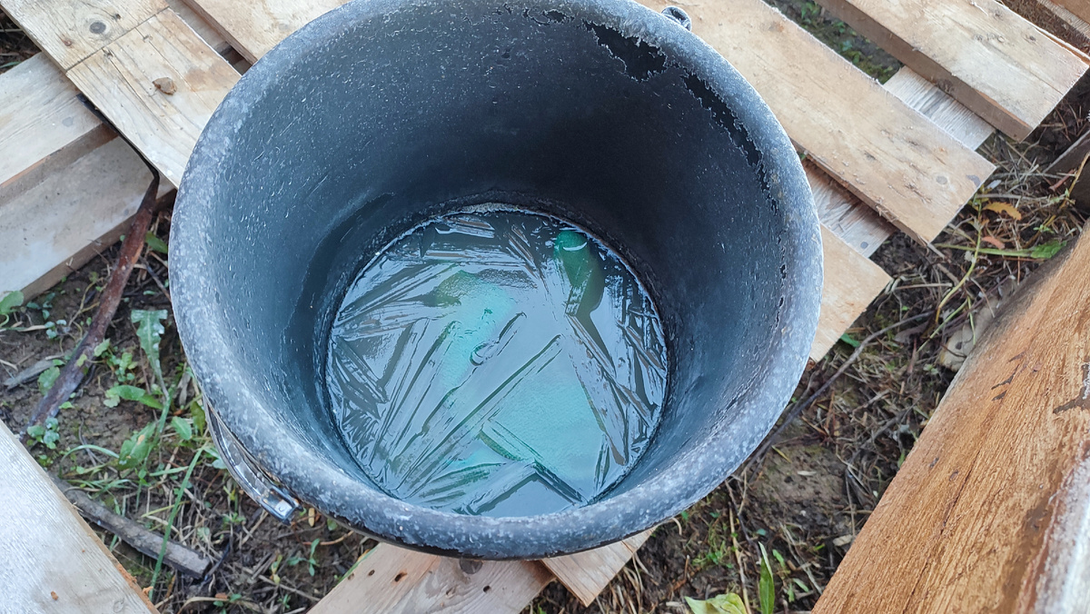 В ведре замёрзла вода