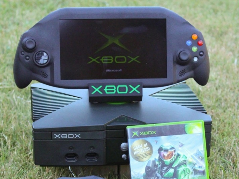    Умелец превратил первую Xbox в портативную консоль