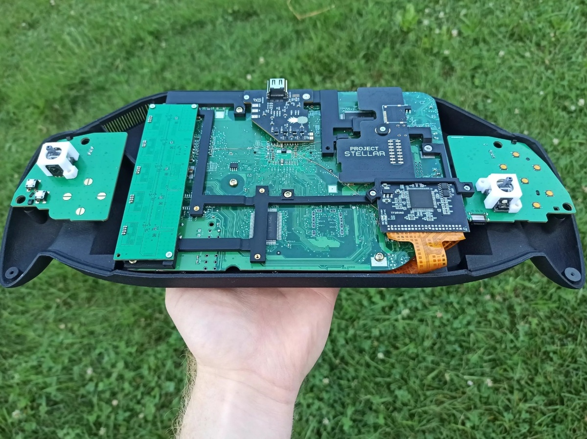    Умелец превратил первую Xbox в портативную консоль