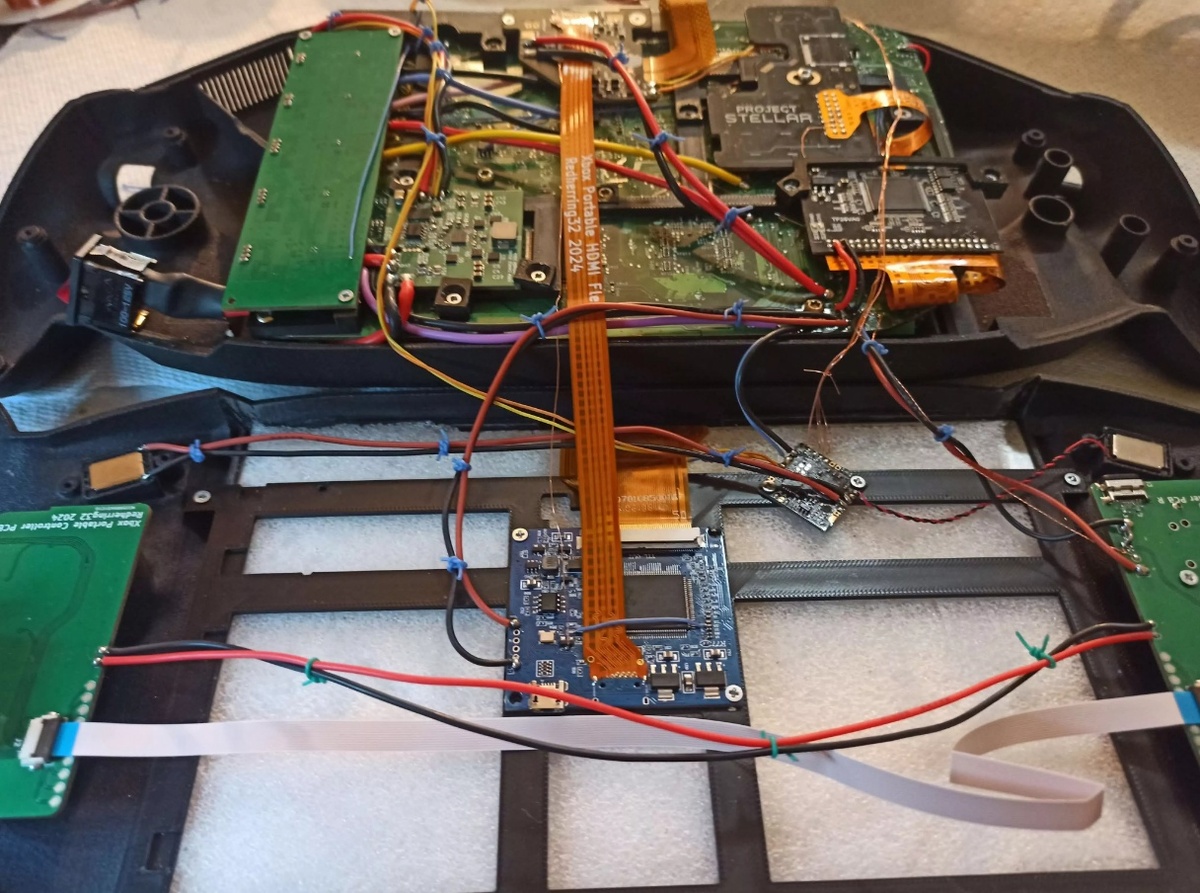    Умелец превратил первую Xbox в портативную консоль