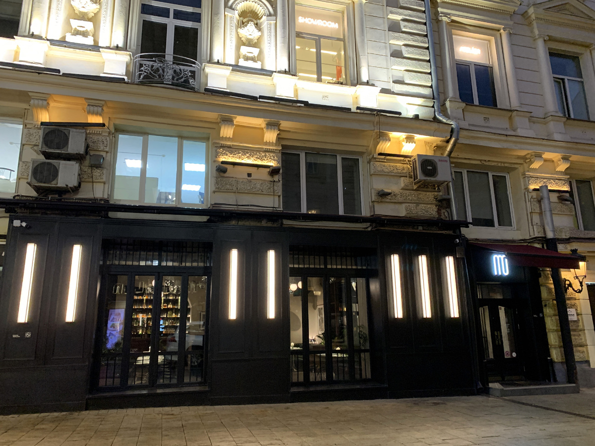 Фасад ресторана выходит на Петровские линии