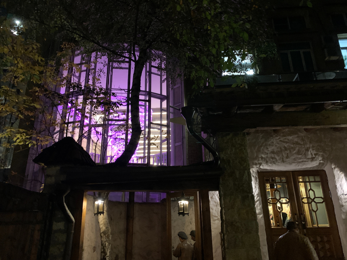 Здание Согласие Hall, где находится ресторан "Кавказская пленница"