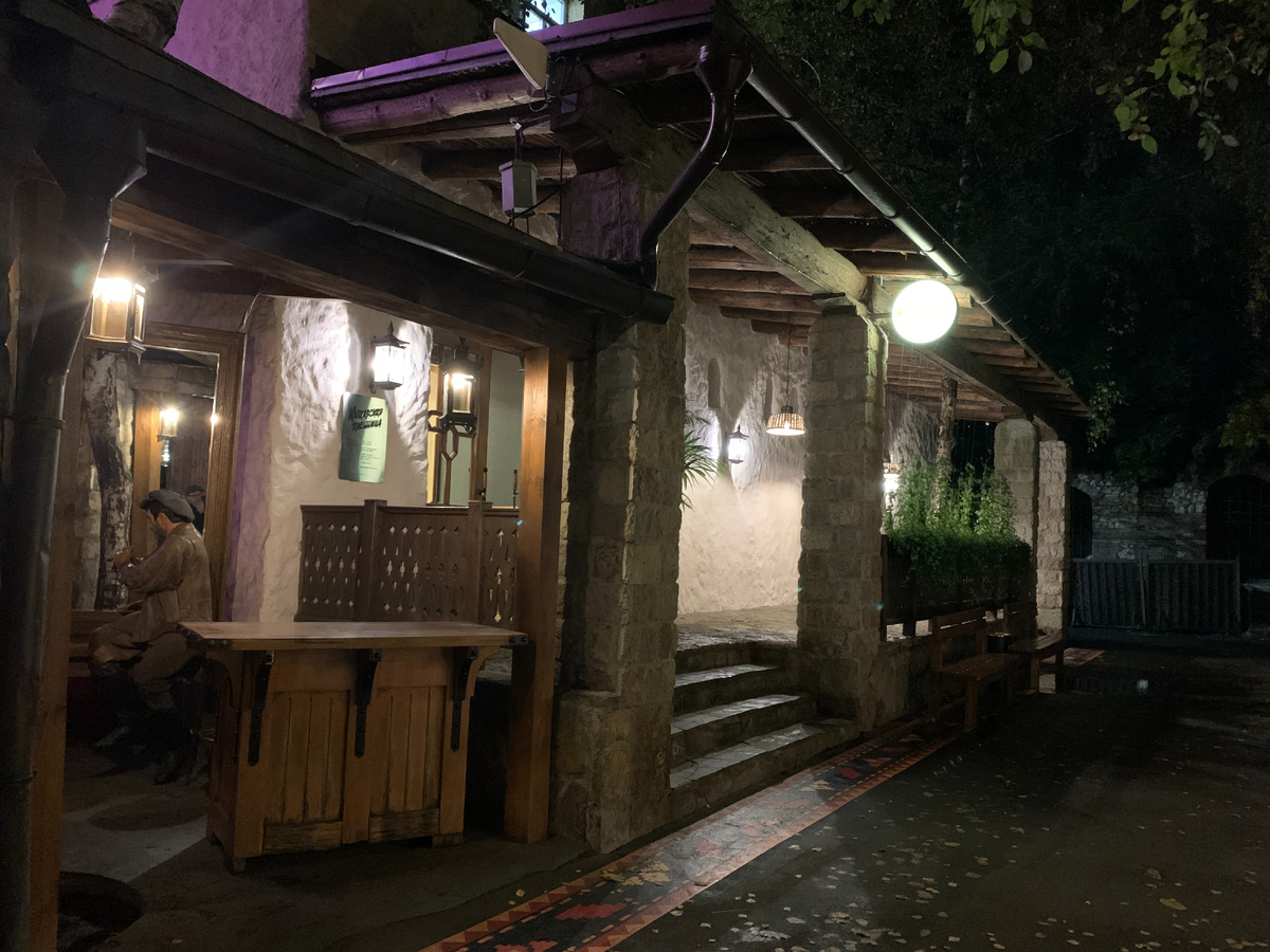 Вход в ресторан "Кавказская пленница"