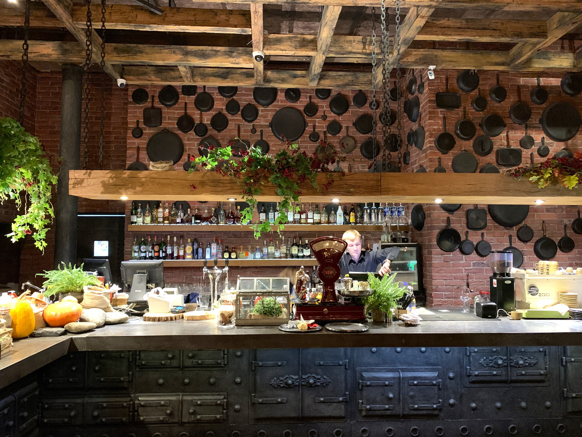 Кухня сразу напротив входа в ресторан "Шинок"