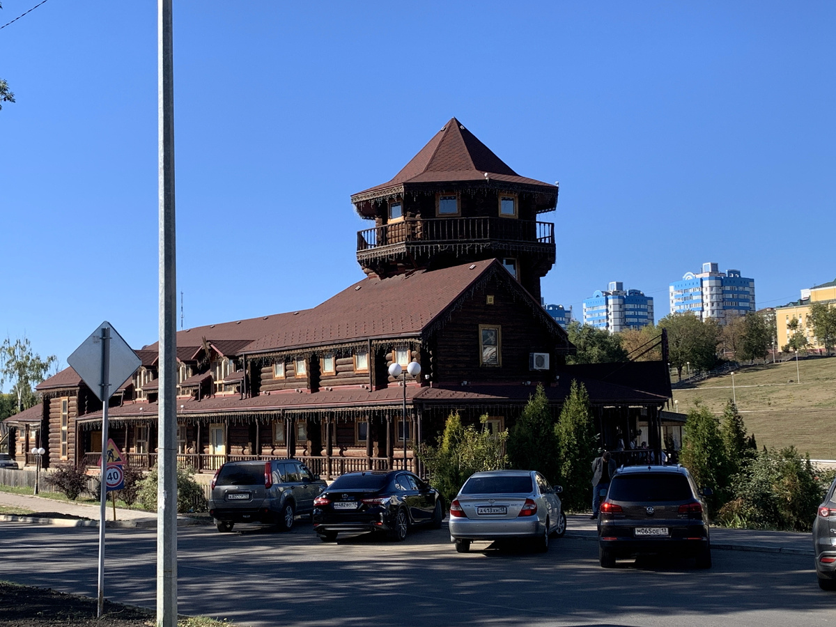 Вид со стороны музея