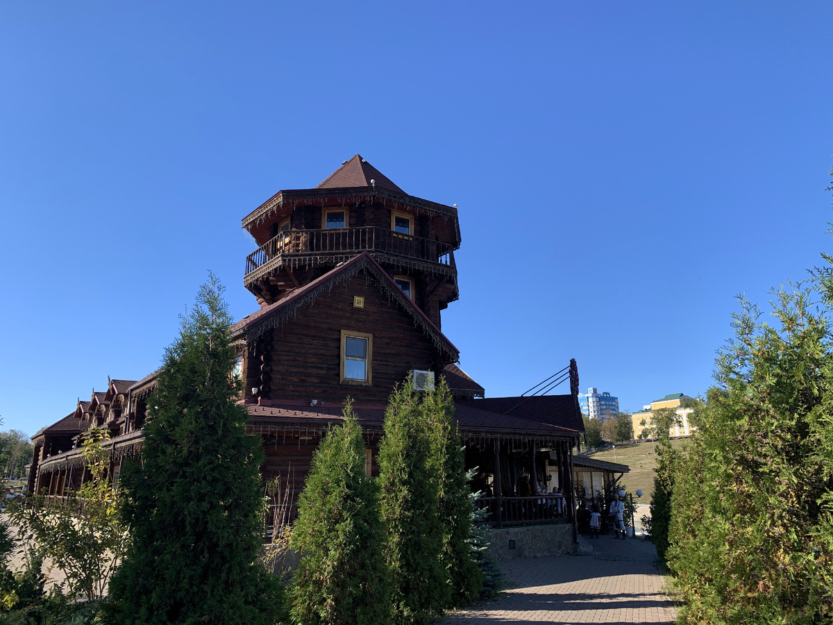 И со стороны реки