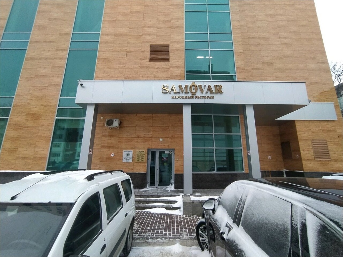 Вход в ресторан с задней части БЦ