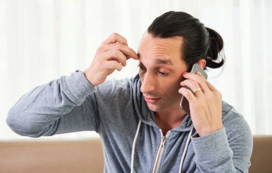 К чему чешется лоб у мужчины