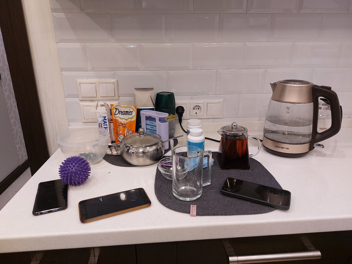 На кухню пришёл - телефон сдал))