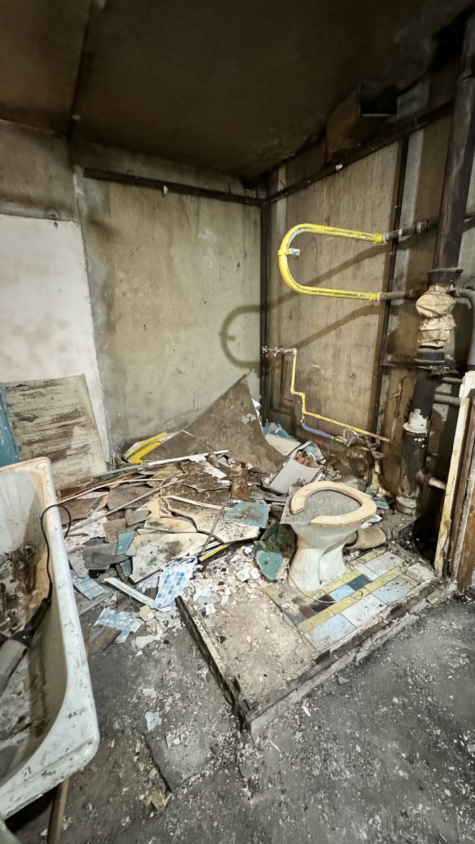 Снесли все стены в ванной и туалете из-за их хрупкости: они как шифер+сверху жили крысы…