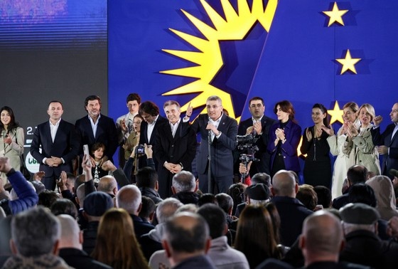    Грузия. Тбилиси. Основатель правящей партии «Грузинская мечта — Демократическая Грузия» Бидзина Иванишвили (в центре)