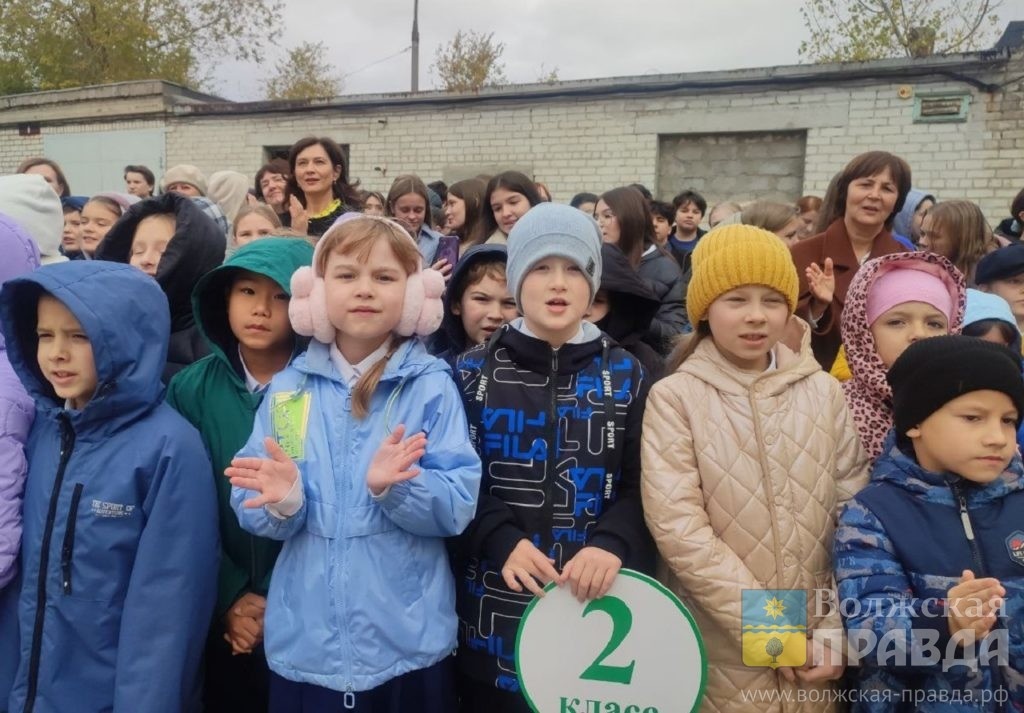 Ученики второго класса Русско-американской школы📷    В Русско-американской школе Волжского открылся новый современный спортзал
