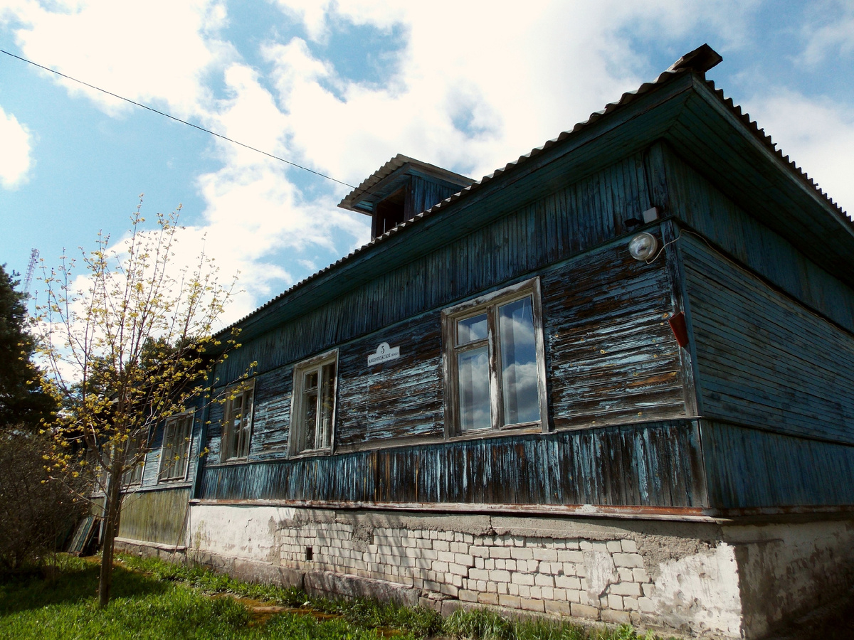 Он был открыт в 1953 г. и в силу того, что выработал свой ресурс, стал не пригоден для своего существования.