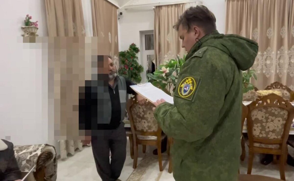 Обыск в одном из домов цыганской общины. Этот мужчина, как считают следователи, открыл огонь по людям во время народного схода. Фото: СКР.