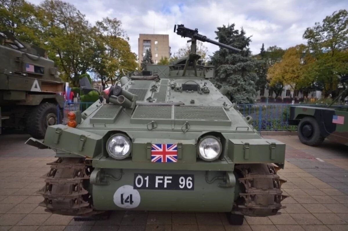    В Майкопе на площади Ленина проходит выставка трофейной техники