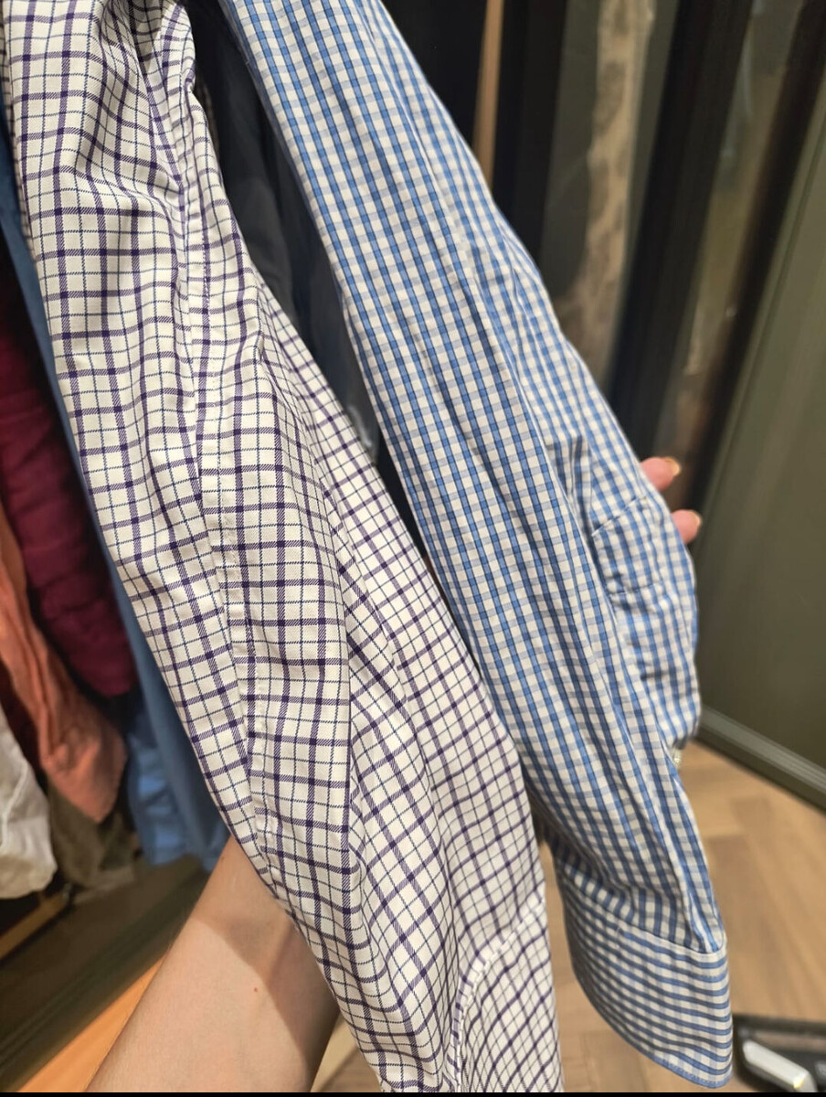 Носила под пиджак. 