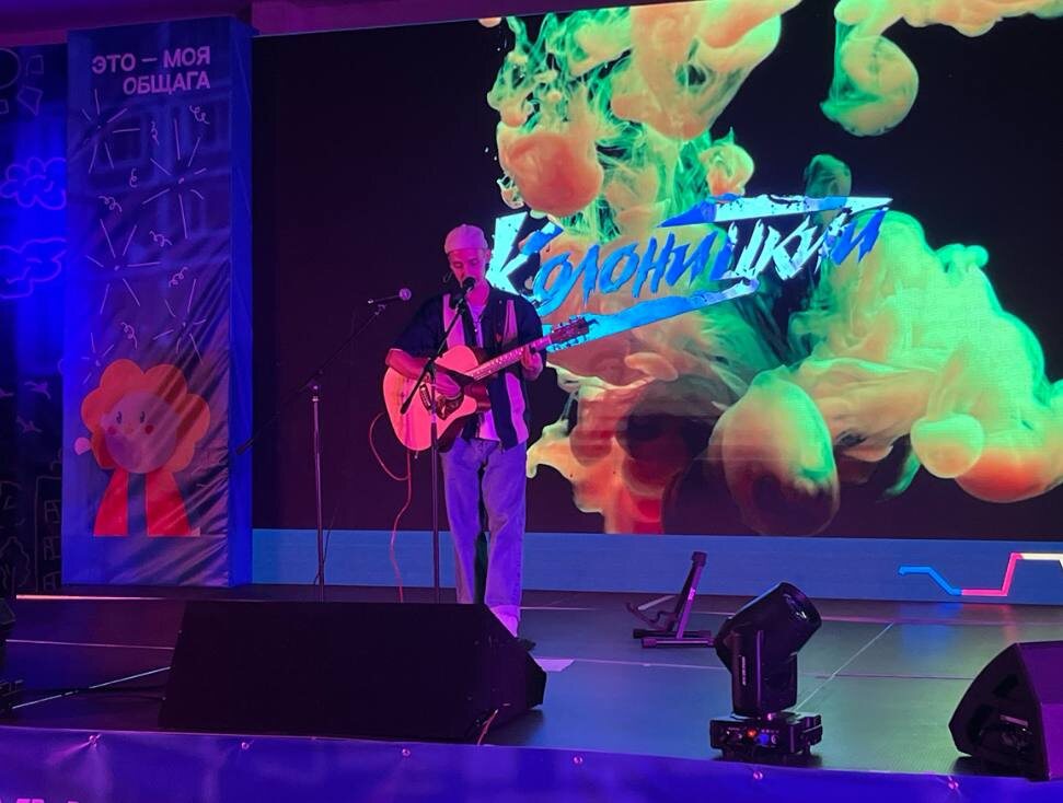 Дмитрий исполняет песню «Девочка рок-н-ролл»  