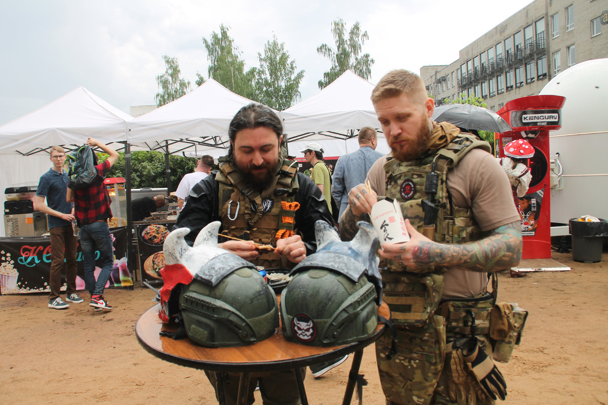 Егерь и Врубель на Косплее в Питере в 2024 году. и пока только мою статью про них находит Яндекс.Фото Автора.